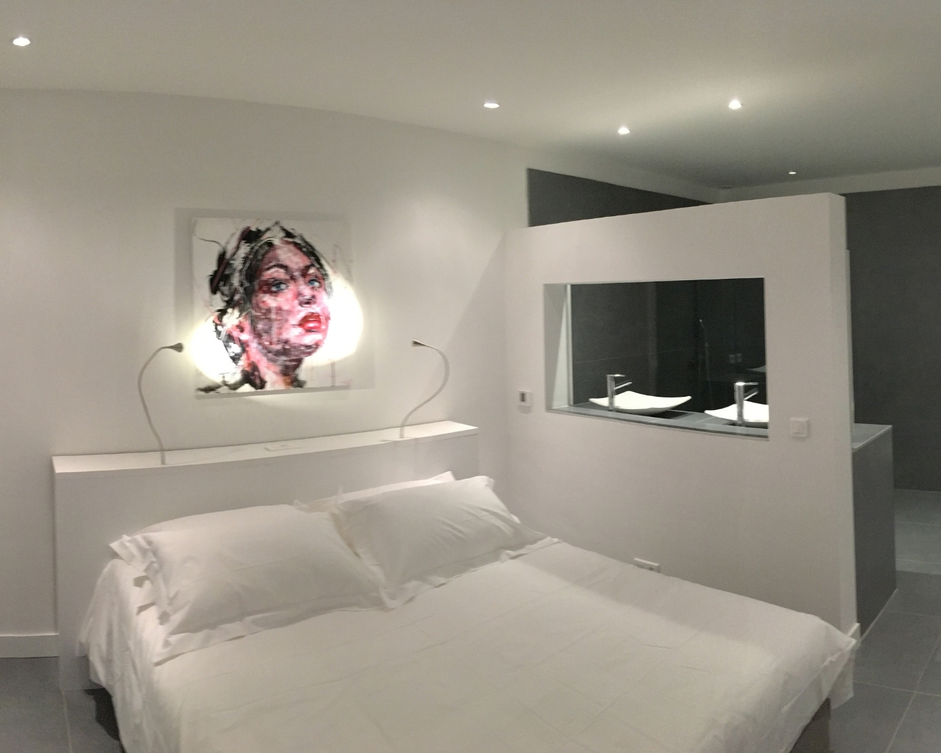 Chambre avec murs en plâtre